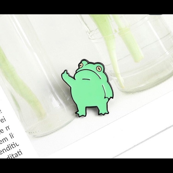 💛 FROG PRINCE WITH AN ATTITUDE ENAMEL BROOCH PIN - Picture 6 of 7